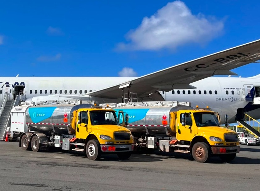 Nuevos camiones refueller de Enap para el abastecimiento de combustible de aviación en Rapa Nui.