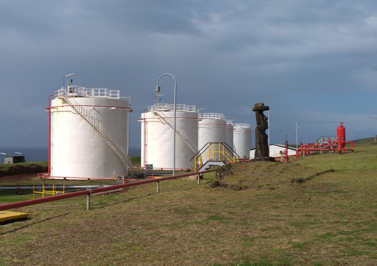 Estanques de almacenamiento de combustible en el Terminal Vinapu de Enap en Rapa Nui.