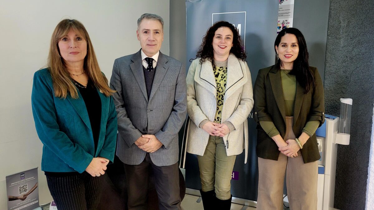Autoridades del Registro Civil de Valparaíso y de la Universidad Viña del Mar durante el encuentro de colaboración.