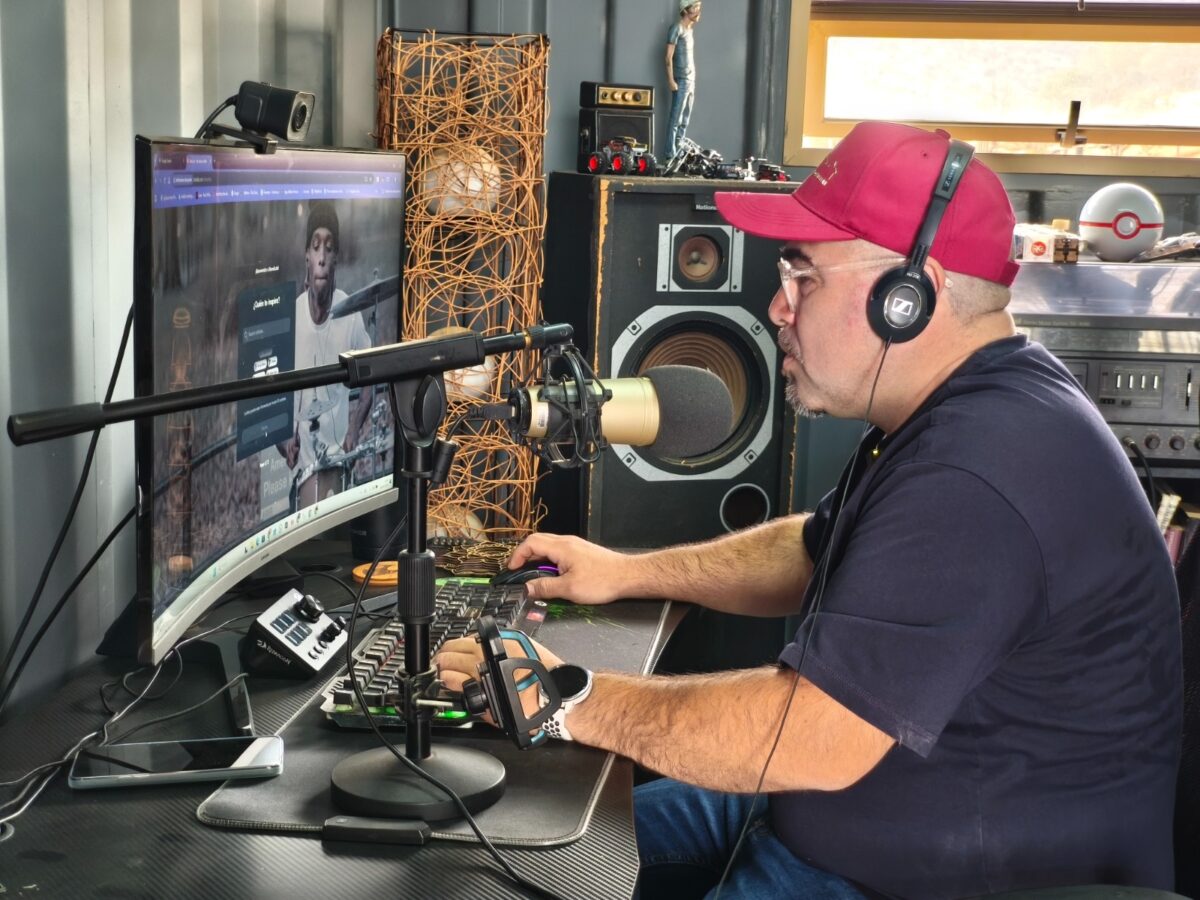 Rodrigo Vicencio operando los equipos tecnológicos adquiridos mediante el Kit Digital de Sercotec.