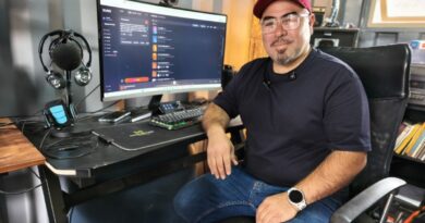 Rodrigo Vicencio, fundador de Ticmark, en su estudio de grabación y producción digital en Villa Alemana.
