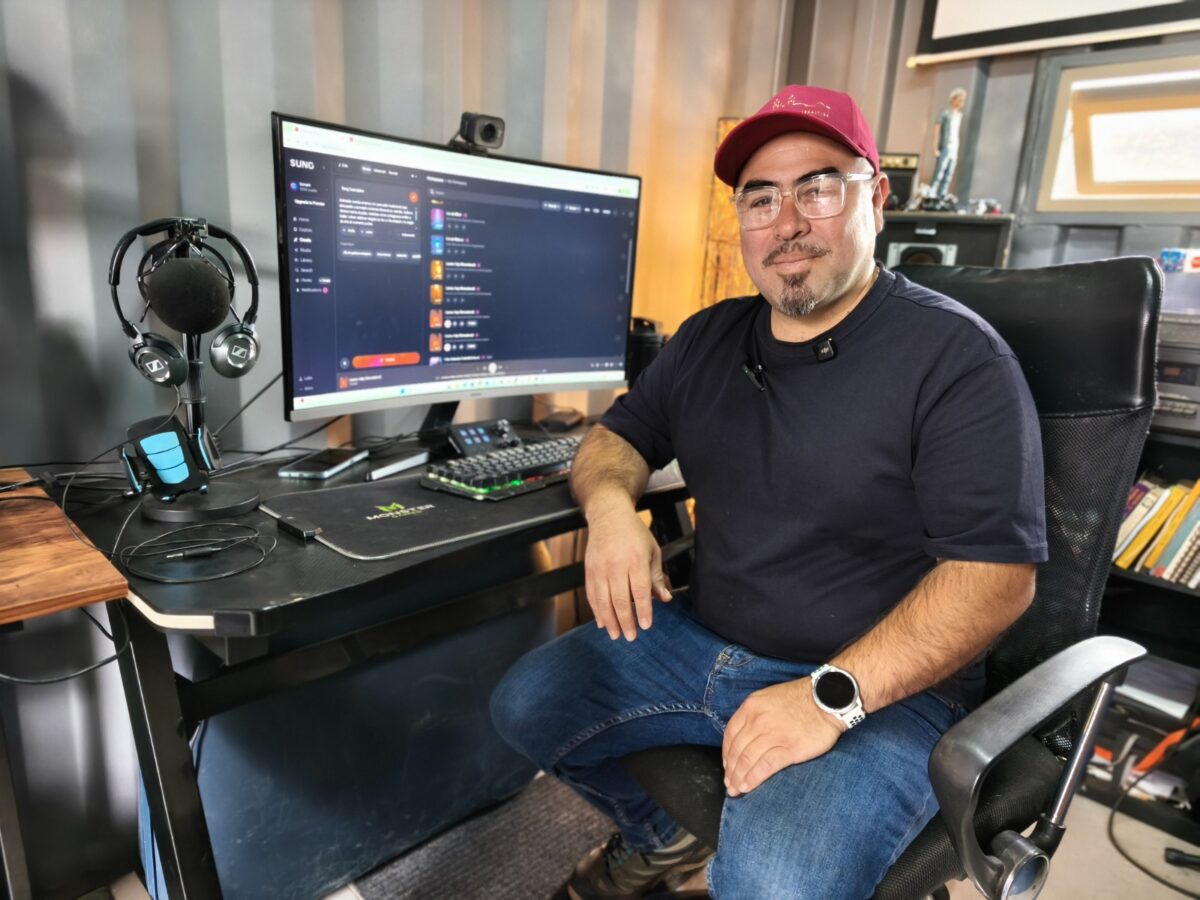 Rodrigo Vicencio, fundador de Ticmark, en su estudio de grabación y producción digital en Villa Alemana.
