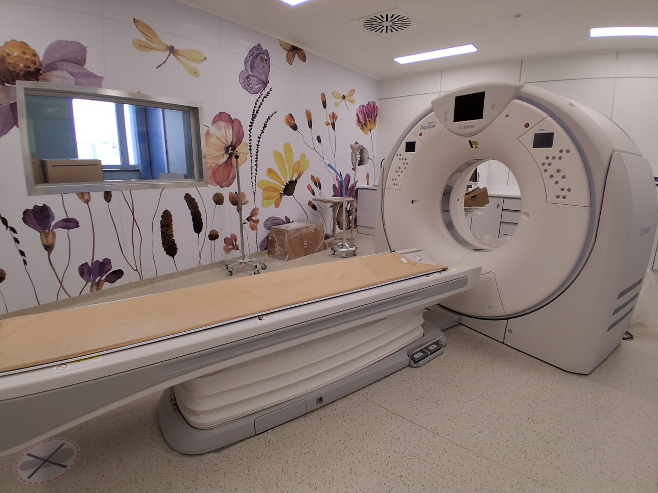 Nuevo tomógrafo computarizado en la sala de imagenología del hospital.