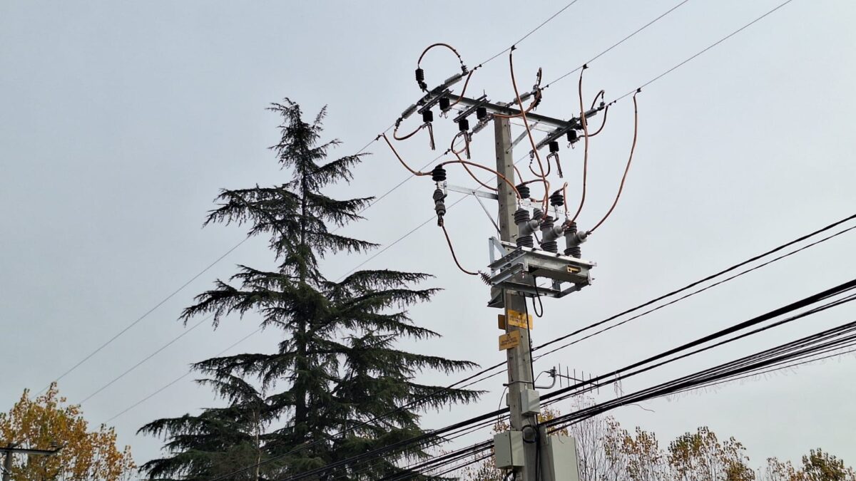 Nuevo reconectador automatizado instalado en la red eléctrica de Peñablanca.