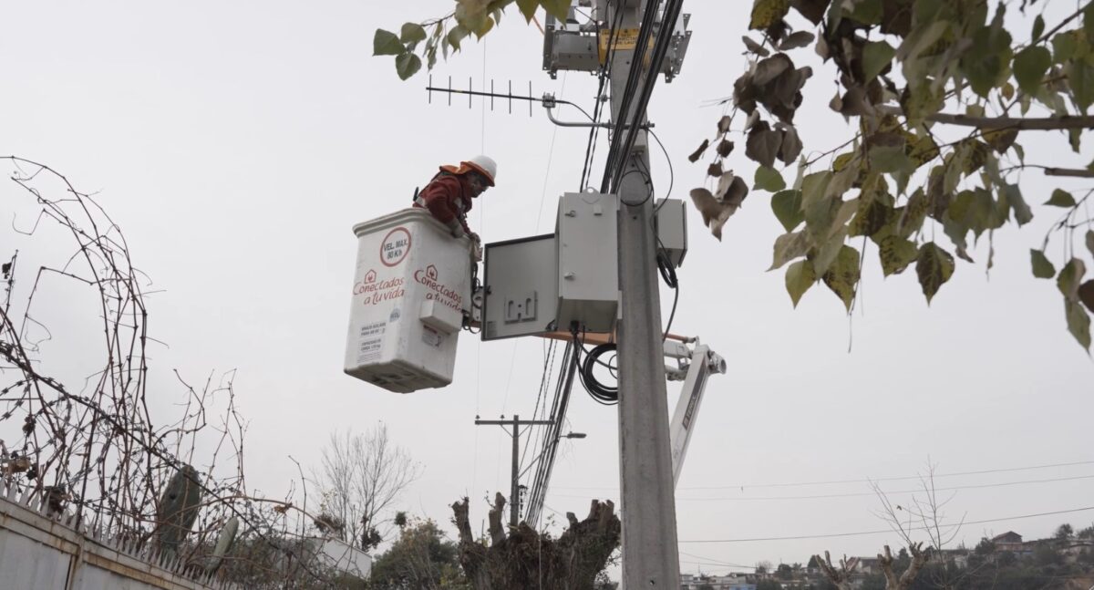 Técnico de Chilquinta trabajando en la instalación del equipamiento tecnológico en Villa Alemana.