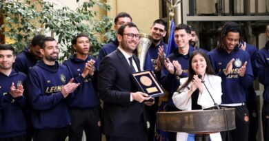 Plantel de Los Leones de Quilpué recibe reconocimiento en el Congreso Nacional junto a autoridades.