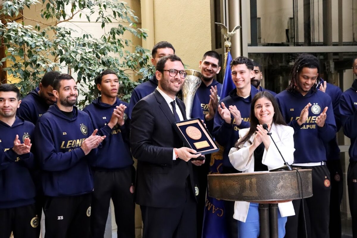 Plantel de Los Leones de Quilpué recibe reconocimiento en el Congreso Nacional junto a autoridades.