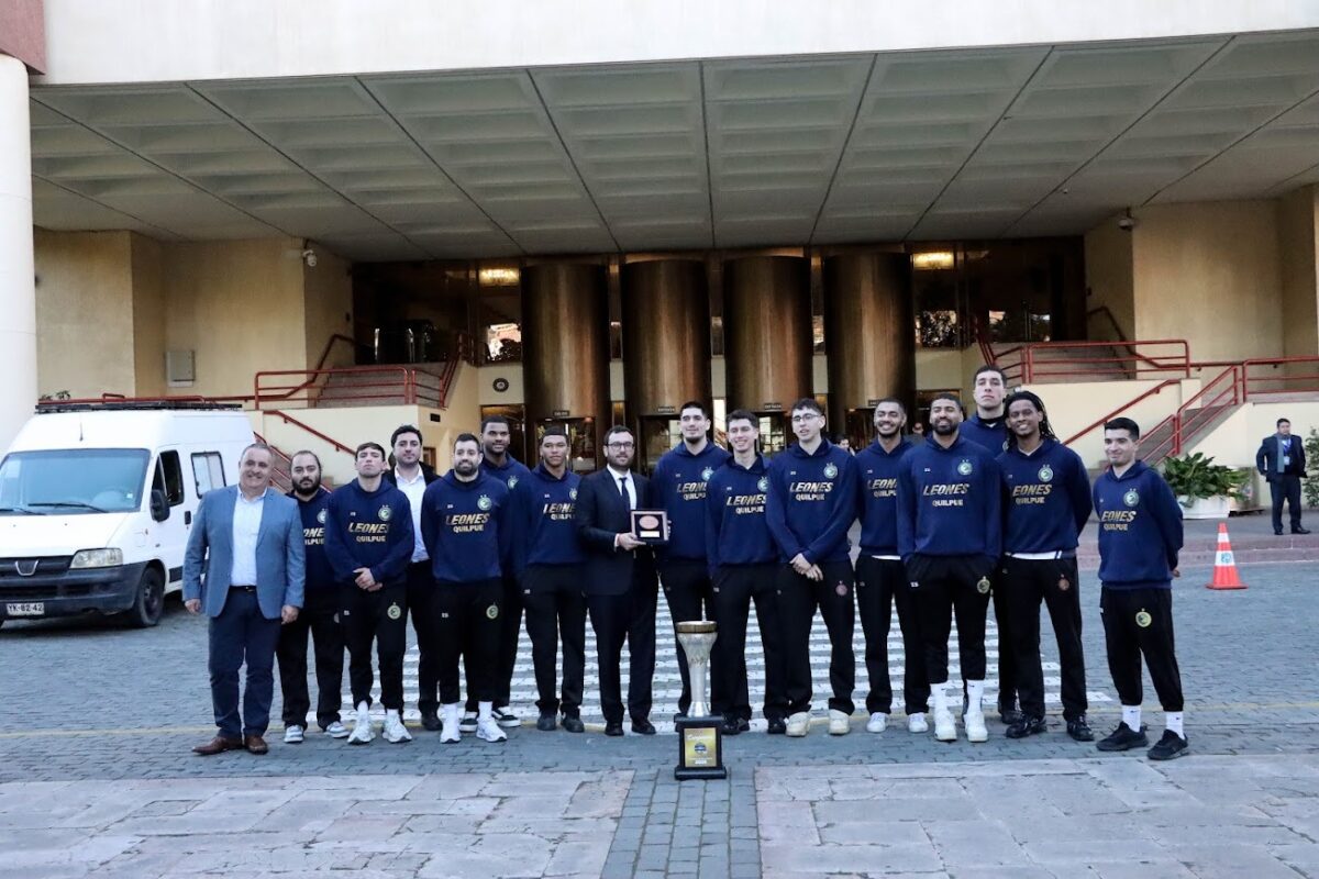 Delegación completa de Los Leones de Quilpué posando en el frontis del Congreso Nacional.