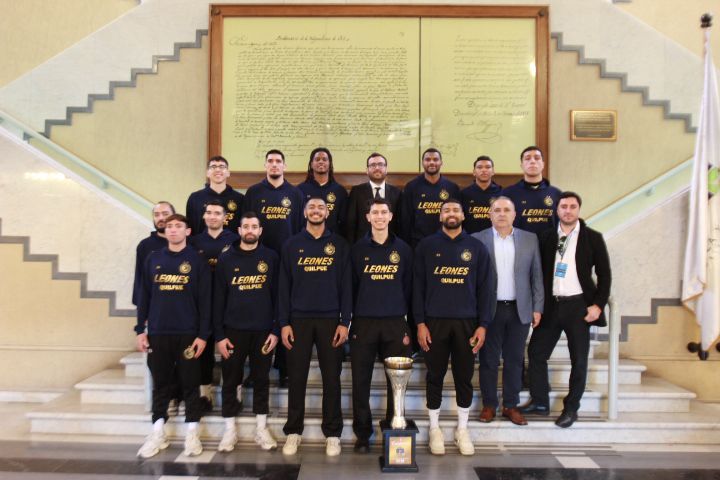El equipo de básquetbol Los Leones de Quilpué posa con su trofeo en las escalinatas del Congreso.