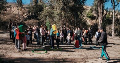 Familias y niños participando en actividades recreativas al aire libre en el Parque La Reserva de Villa Alemana.