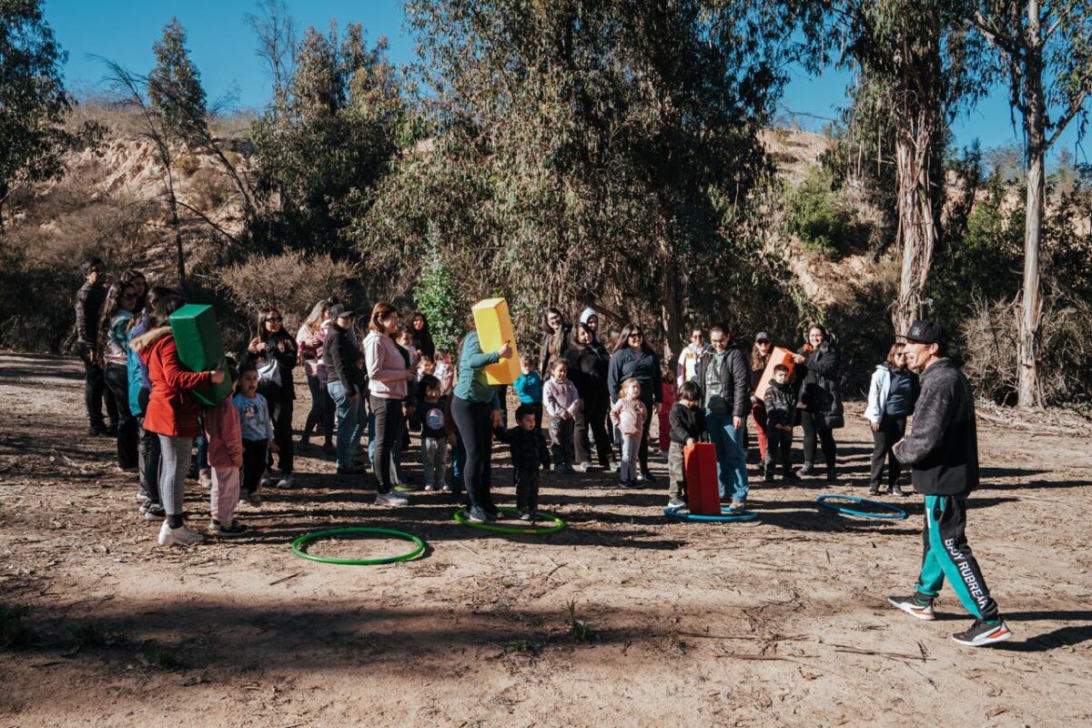Familias y niños participando en actividades recreativas al aire libre en el Parque La Reserva de Villa Alemana.