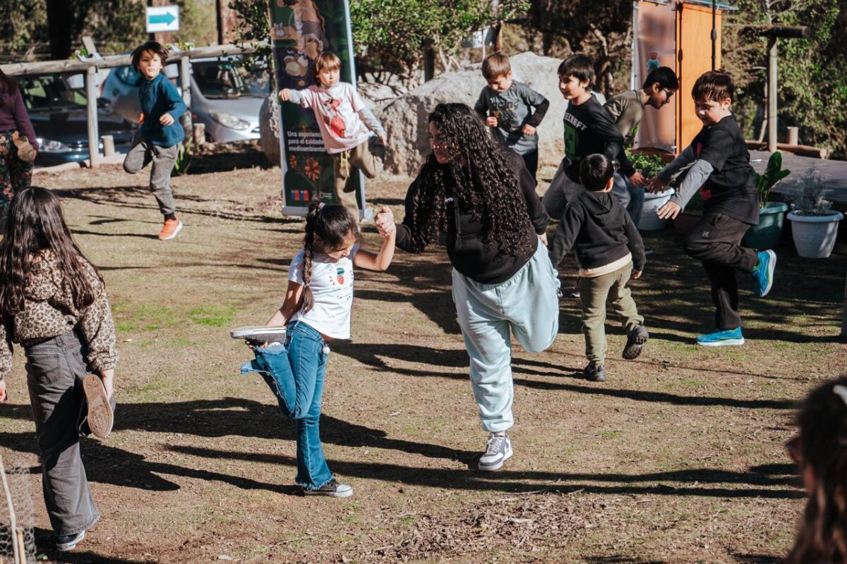 Niños realizando ejercicios de equilibrio y juegos guiados en el entorno natural del parque.