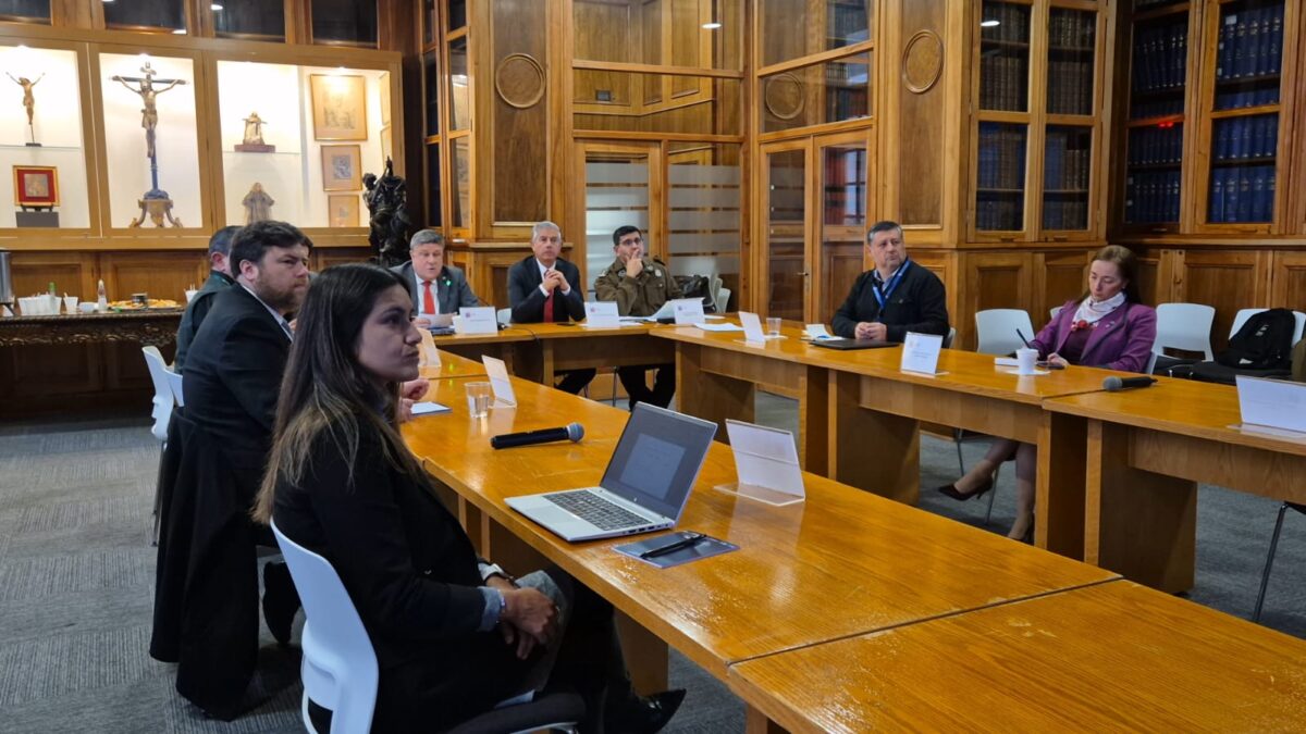 Asistentes a la sesión del Consejo Regional de Seguridad Pública en Valparaíso.