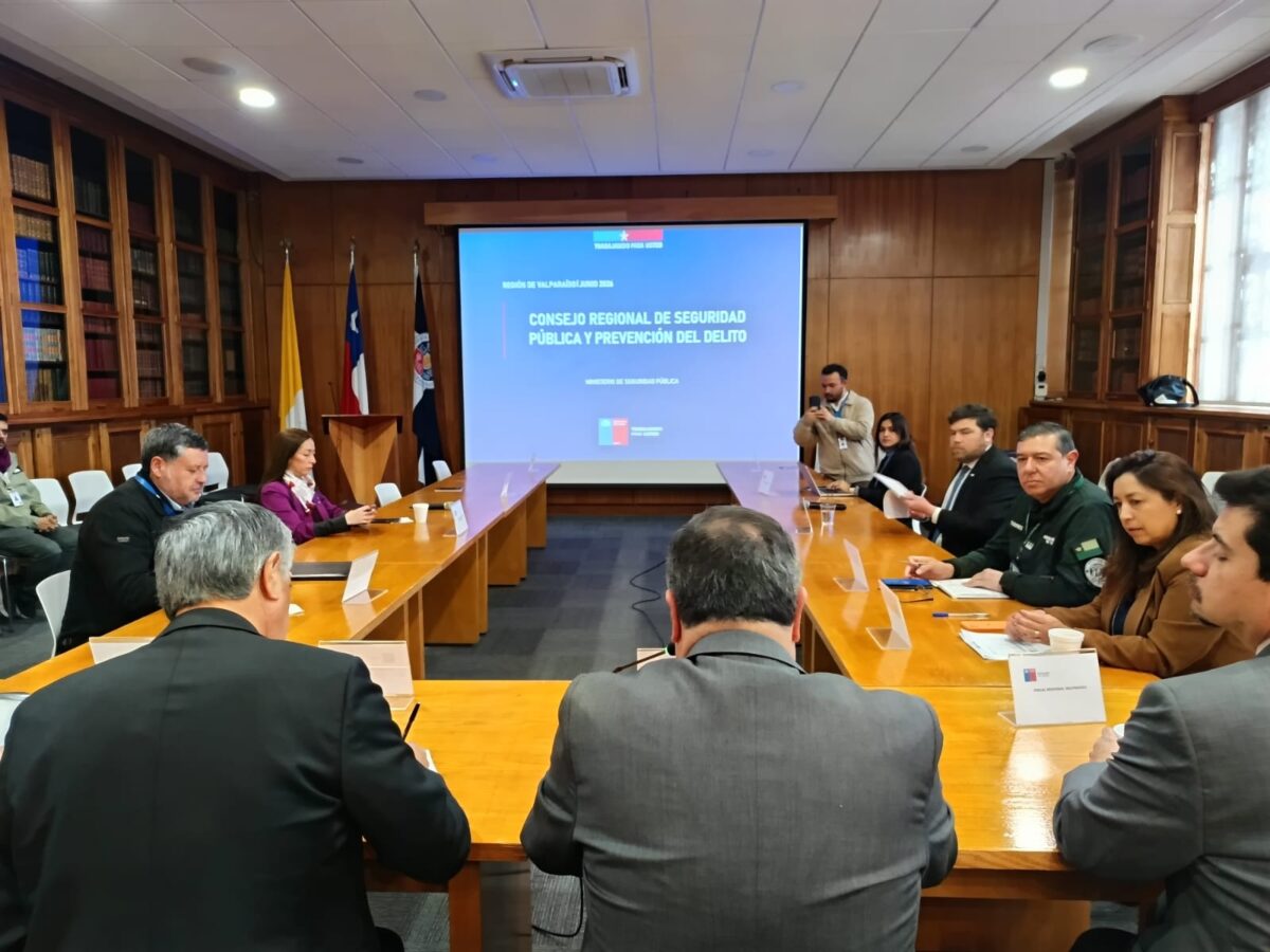 Autoridades regionales reunidas en el Consejo Regional de Seguridad Pública y Prevención del Delito de Valparaíso.