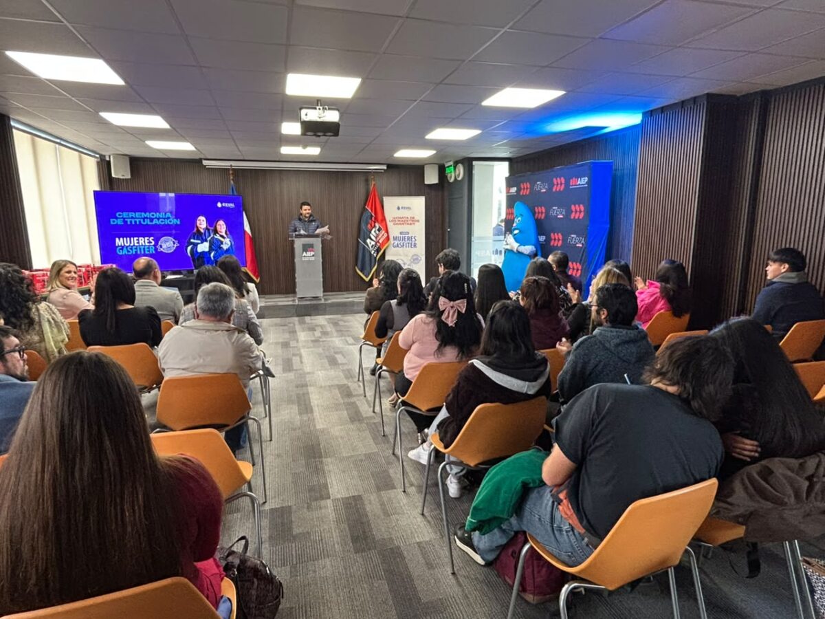 Ceremonia de titulación del curso Mujeres Gásfiter en el auditorio.