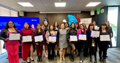 Grupo de mujeres certificadas en el programa Mujeres Gásfiter de Esval y AIEP.