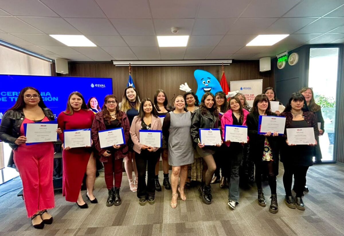 Grupo de mujeres certificadas en el programa Mujeres Gásfiter de Esval y AIEP.