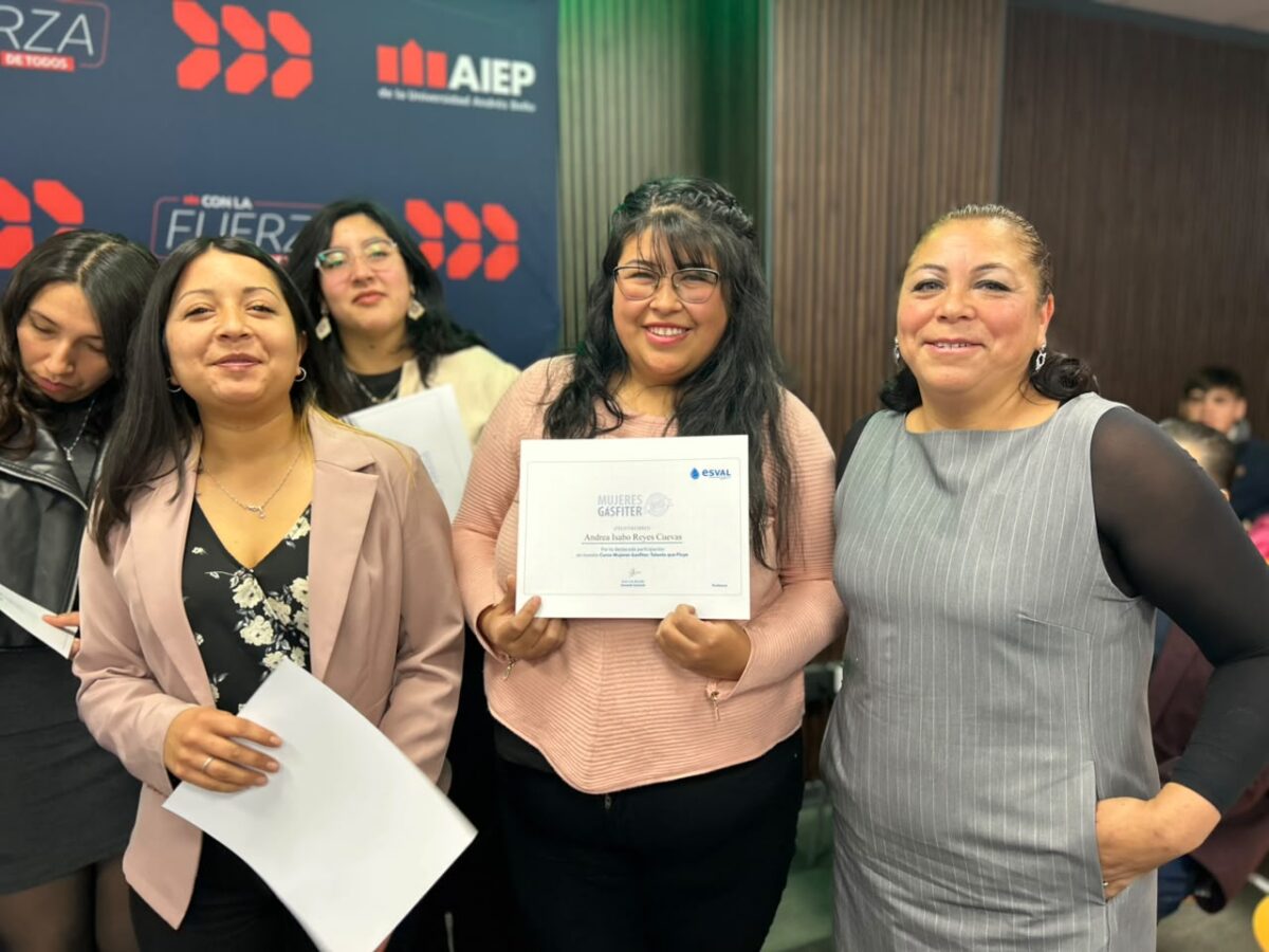 Alumnas egresadas mostrando orgullosas sus diplomas de certificación.