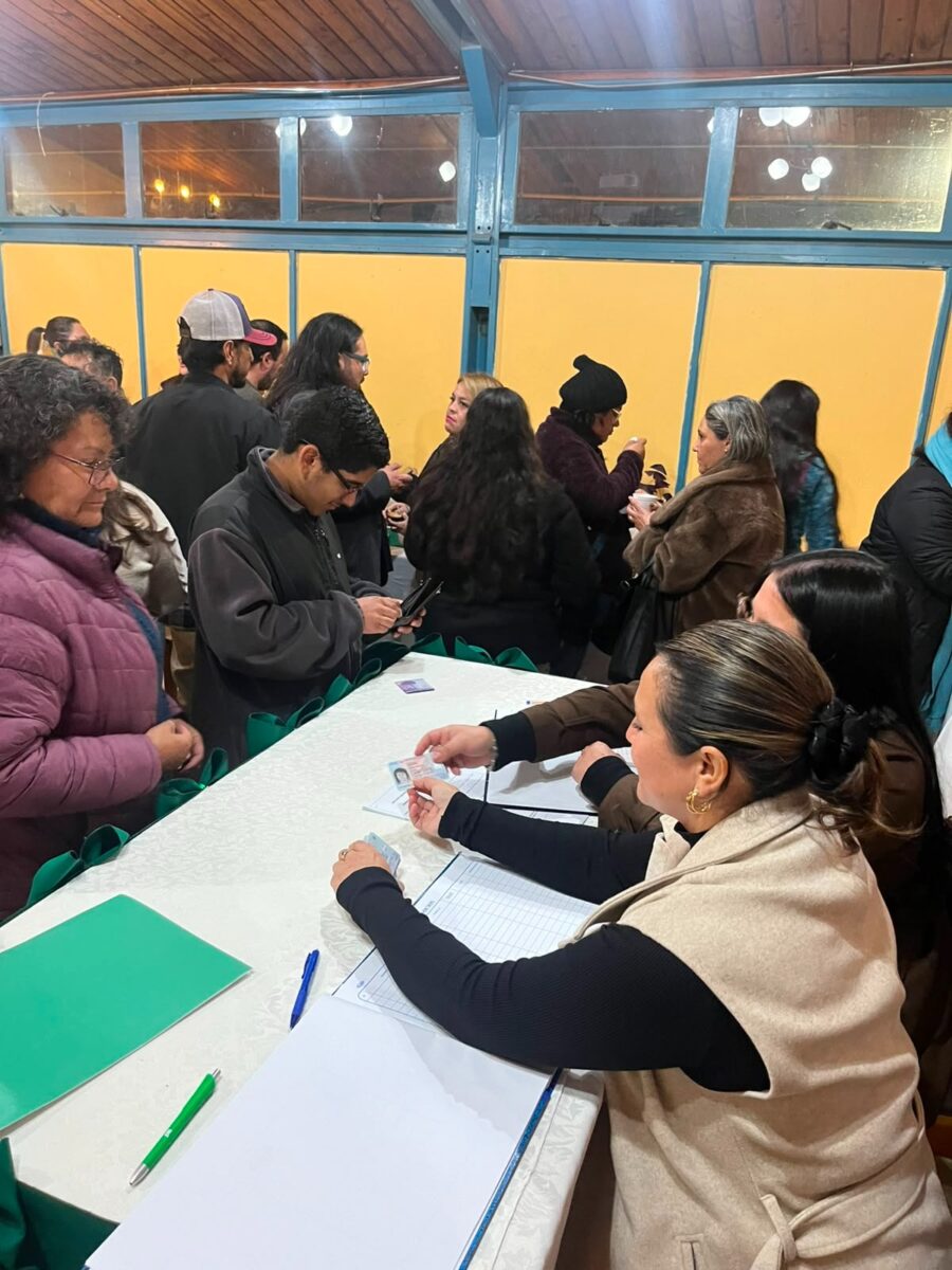 Proceso de registro y firma de los socios fundadores durante la jornada de constitución.