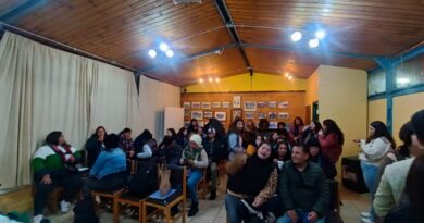 Asistentes a la constitución del Club de Amigos del Liceo Agrícola de Quillota reunidos en el salón del establecimiento.