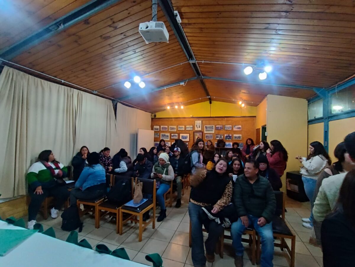 Asistentes a la constitución del Club de Amigos del Liceo Agrícola de Quillota reunidos en el salón del establecimiento.