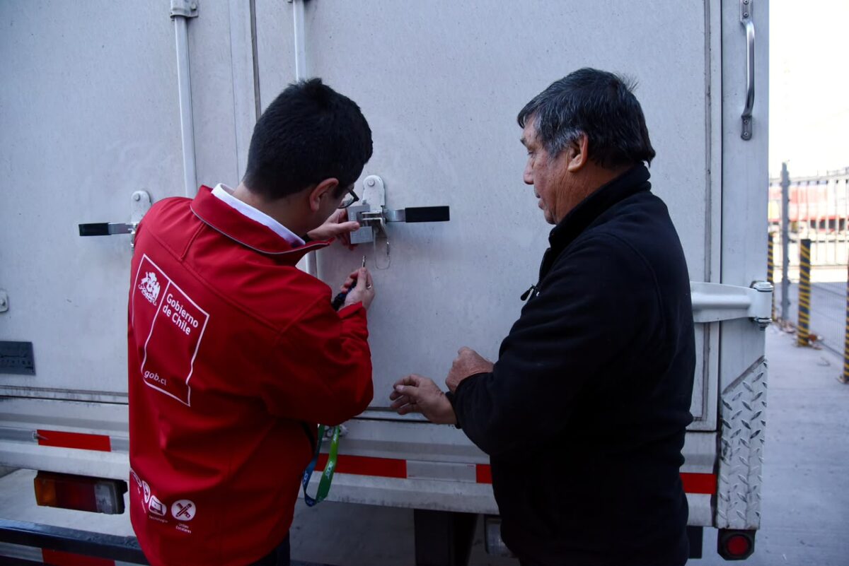 Inspección del cierre de seguridad y sellado del camión de transporte para el despacho de los equipos.