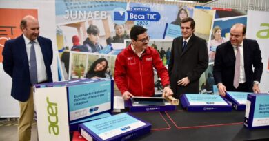 Director nacional de Junaeb Fernando Peña junto a autoridades presentando las cajas de la Beca TIC 2026.