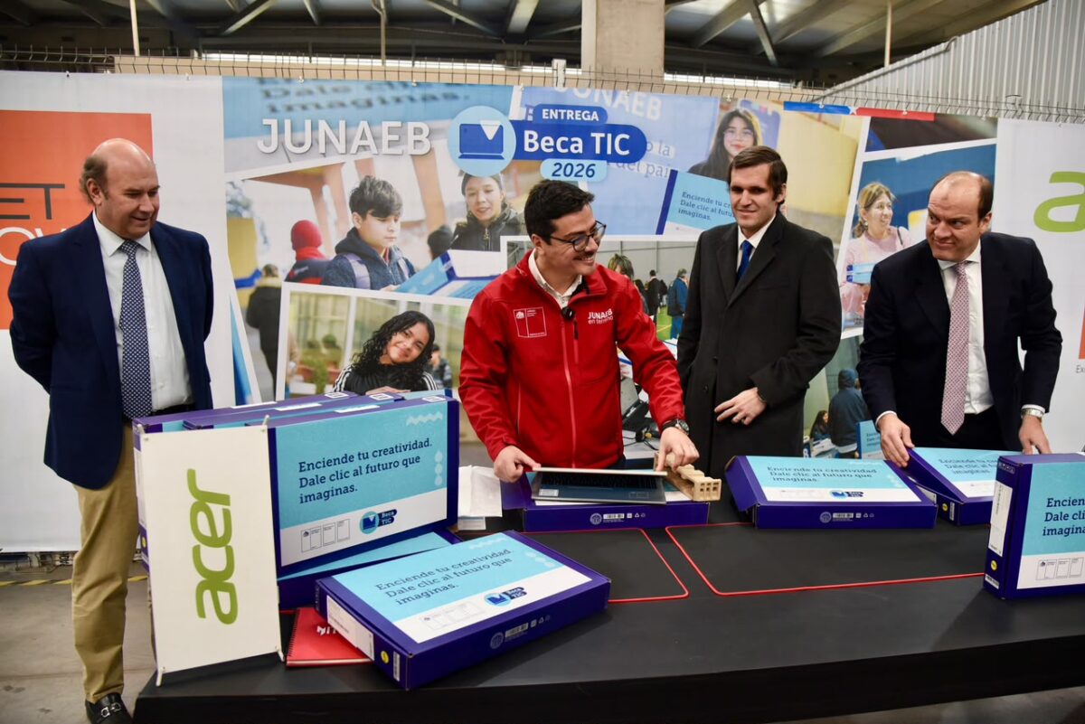Director nacional de Junaeb Fernando Peña junto a autoridades presentando las cajas de la Beca TIC 2026.