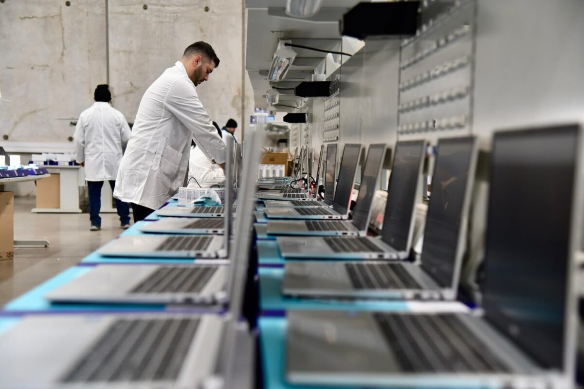 Línea de preparación y configuración técnica de los computadores portátiles en la bodega de Junaeb.