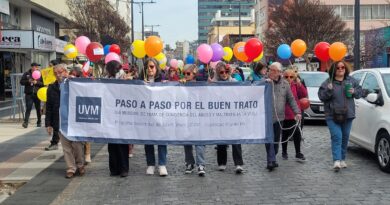 Personas mayores marchando con un lienzo que dice Paso a Paso por el Buen Trato en Viña del Mar.