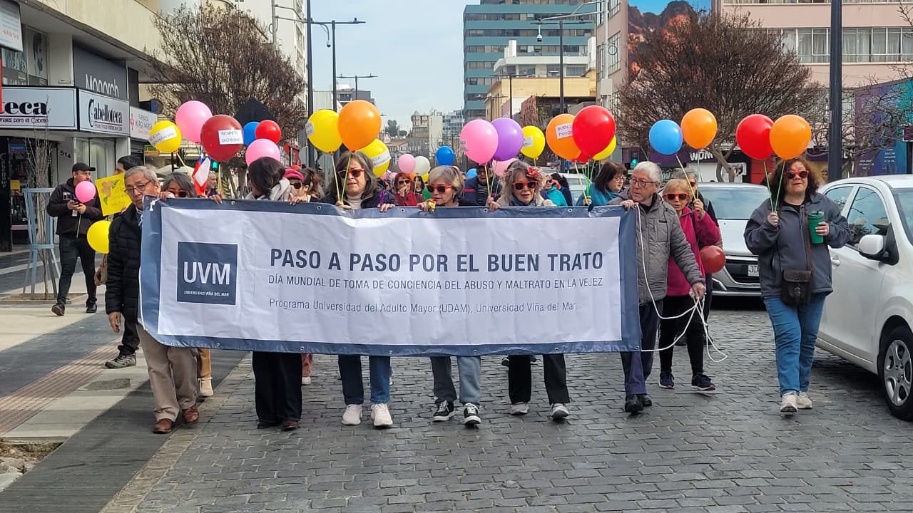 Personas mayores marchando con un lienzo que dice Paso a Paso por el Buen Trato en Viña del Mar.