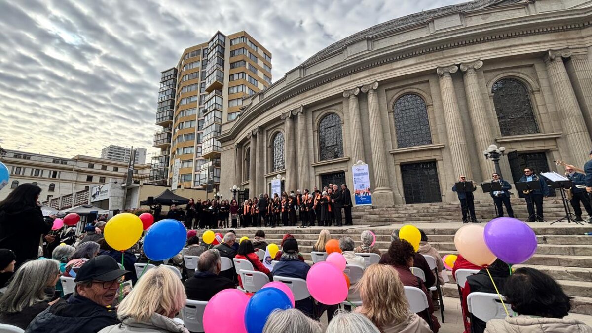 Presentación artística frente al Teatro Municipal de Viña del Mar durante el cierre de la caminata.