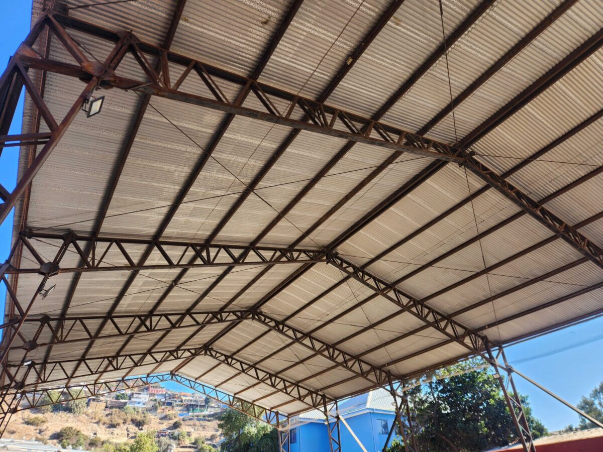 Detalle de la estructura metálica y techumbre de la multicancha que será intervenida.