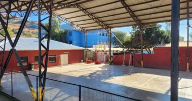 Vista general de la multicancha techada del Colegio Canadá de Quillota antes de su renovación.