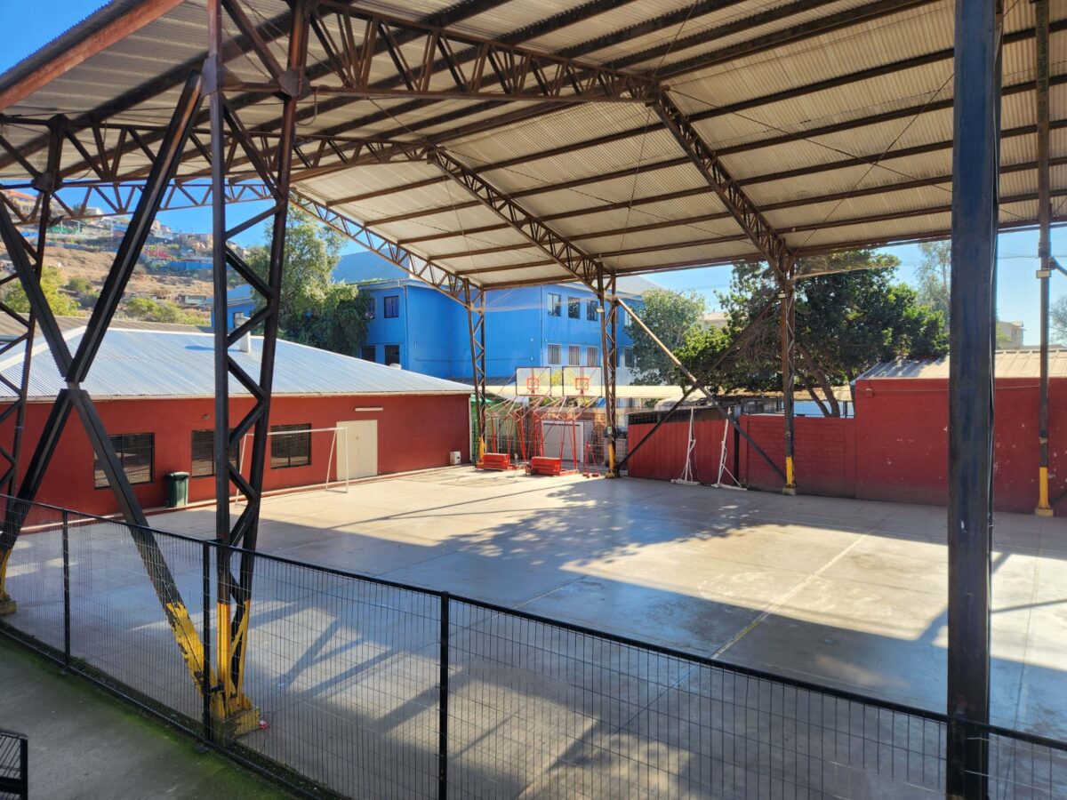 Vista general de la multicancha techada del Colegio Canadá de Quillota antes de su renovación.