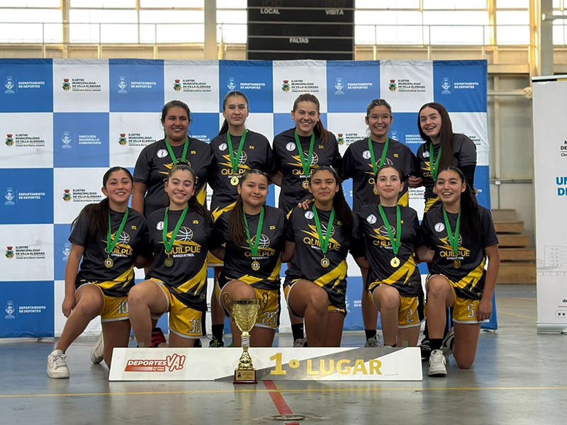 Equipo femenino de Quilpué celebrando el primer lugar en la categoría U15 del torneo de básquetbol.