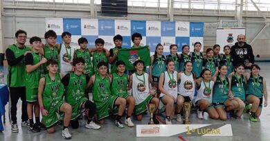 Equipos participantes del campeonato de básquetbol de invierno Ciudad de Villa Alemana posando juntos con sus medallas y trofeos.