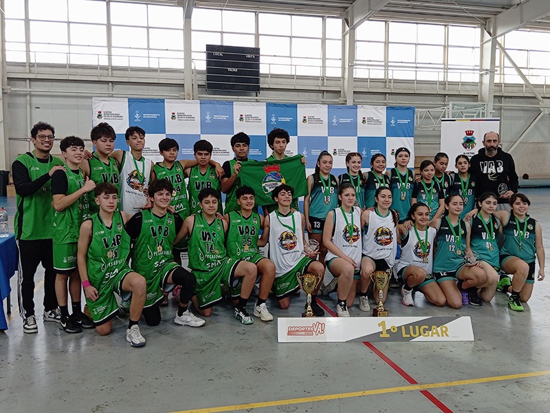 Equipos participantes del campeonato de básquetbol de invierno Ciudad de Villa Alemana posando juntos con sus medallas y trofeos.