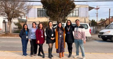 Integrantes del Equipo Asertivo Comunitario del Hospital de Quilpué en el exterior del recinto de salud.