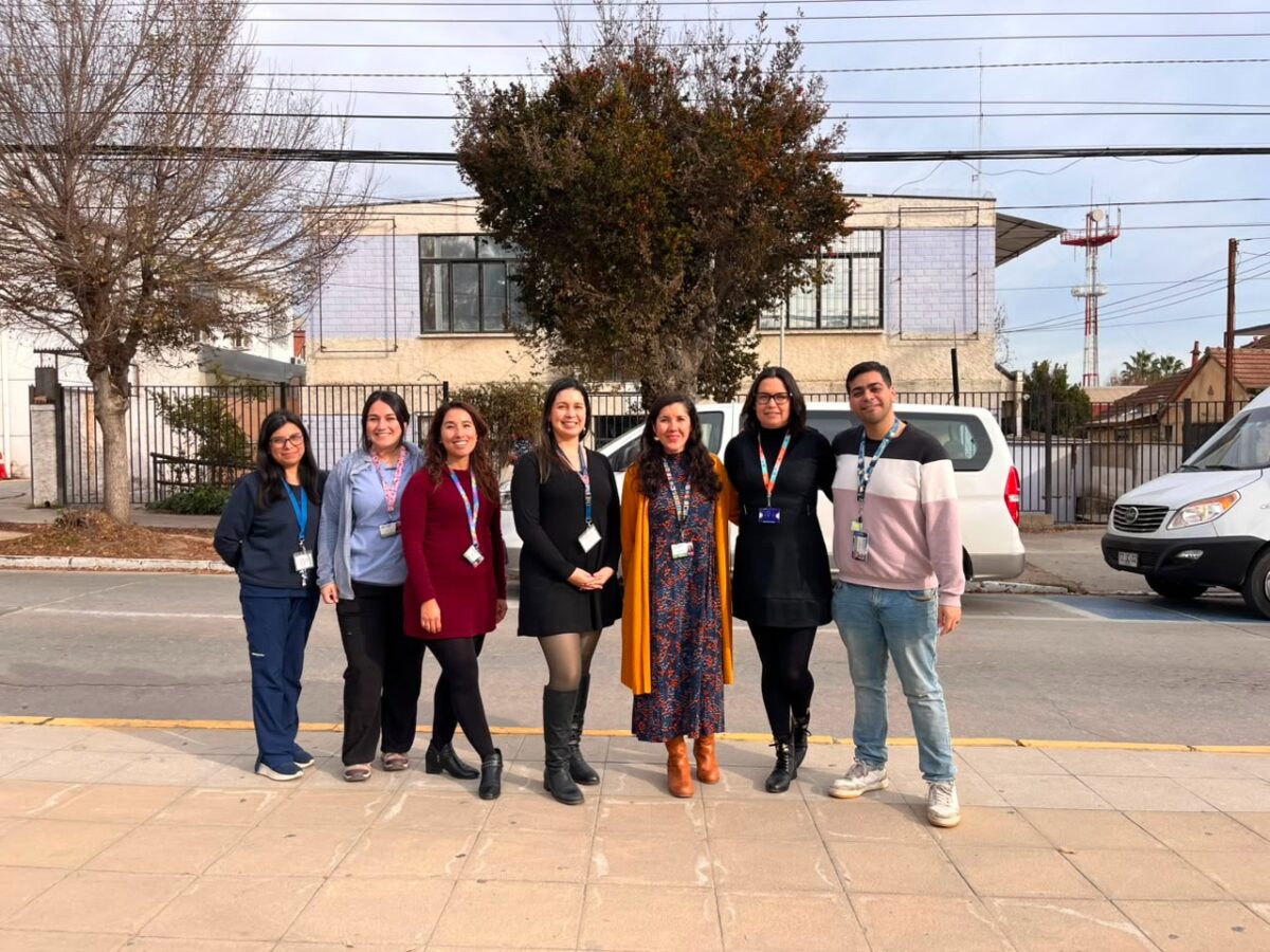 Integrantes del Equipo Asertivo Comunitario del Hospital de Quilpué en el exterior del recinto de salud.