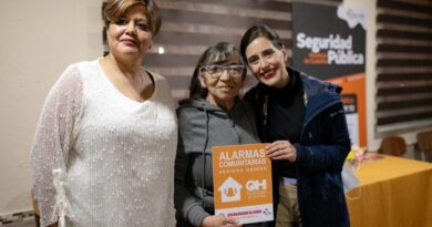 Alcaldesa Macarena Ripamonti junto a vecinas beneficiarias de proyectos de seguridad comunitaria.