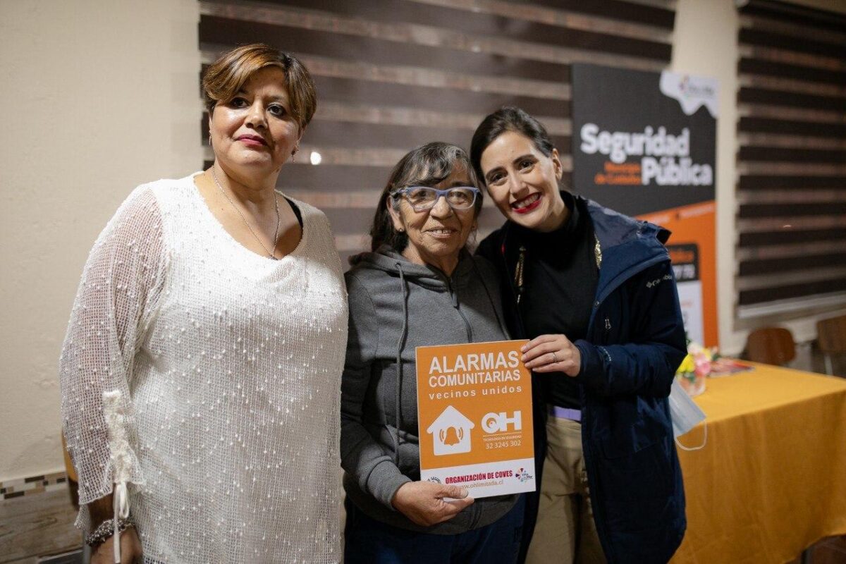 Alcaldesa Macarena Ripamonti junto a vecinas beneficiarias de proyectos de seguridad comunitaria.