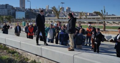 Ministro Ivan Poduje junto a la alcaldesa Camila Nieto y autoridades inspeccionando las obras del Parque Barón en Valparaíso.