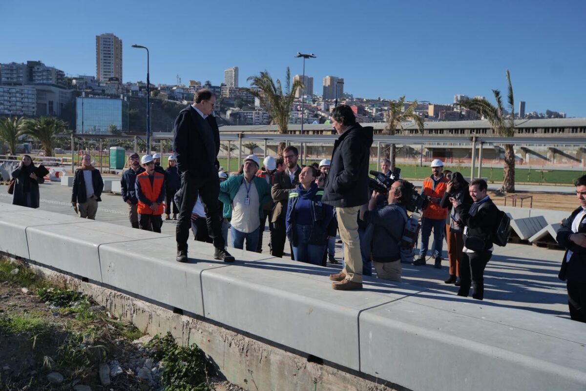 Ministro Ivan Poduje junto a la alcaldesa Camila Nieto y autoridades inspeccionando las obras del Parque Barón en Valparaíso.