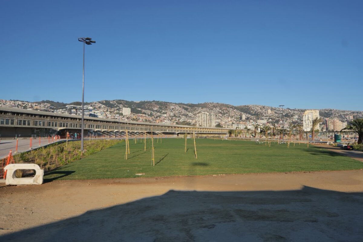 Vista de las nuevas áreas verdes y explanadas del Parque Barón con los cerros de Valparaíso de fondo.
