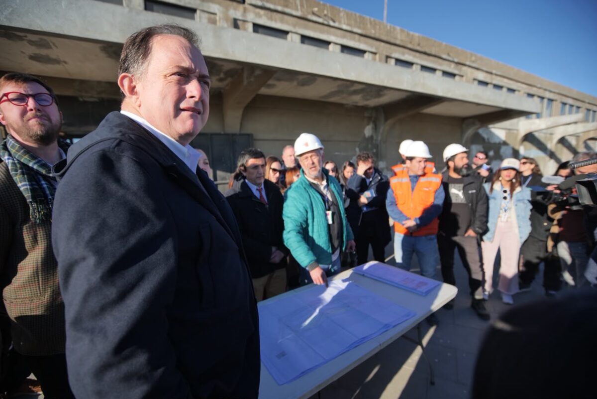 El ministro Ivan Poduje revisando los planos del proyecto junto a los equipos técnicos en terreno.