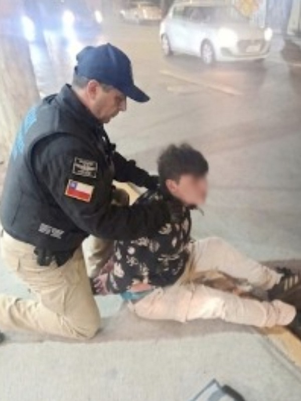 Personal de Seguridad Pública de Villa Alemana detiene al sujeto tras la persecución.