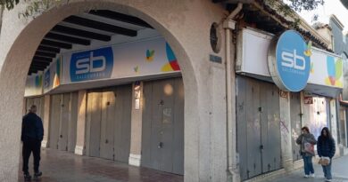 Farmacia Salcobrand en la intersección de avenida Valparaíso con Paseo Latorre en Villa Alemana.