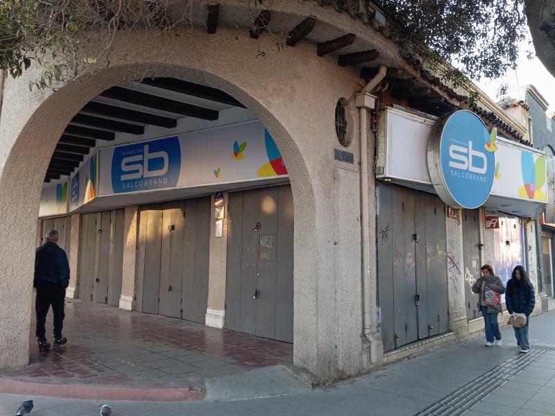Farmacia Salcobrand en la intersección de avenida Valparaíso con Paseo Latorre en Villa Alemana.