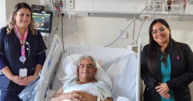 Paciente Pablo Ramírez en su cama de hospitalización junto al equipo de salud del Hospital Dr. Gustavo Fricke.